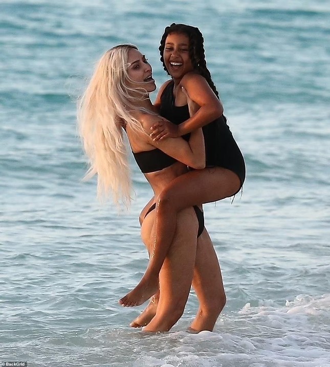 Kim Kardashian sexy hết nấc với bikini khi đi biển cùng 4 con - Ảnh 5.