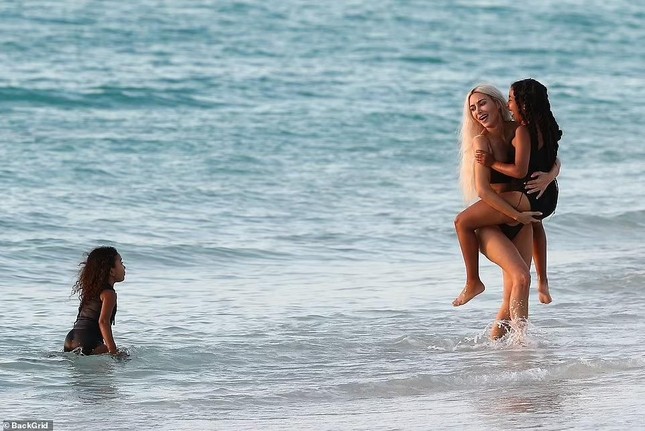 Kim Kardashian sexy hết nấc với bikini khi đi biển c&ugrave;ng 4 con - Ảnh 6.