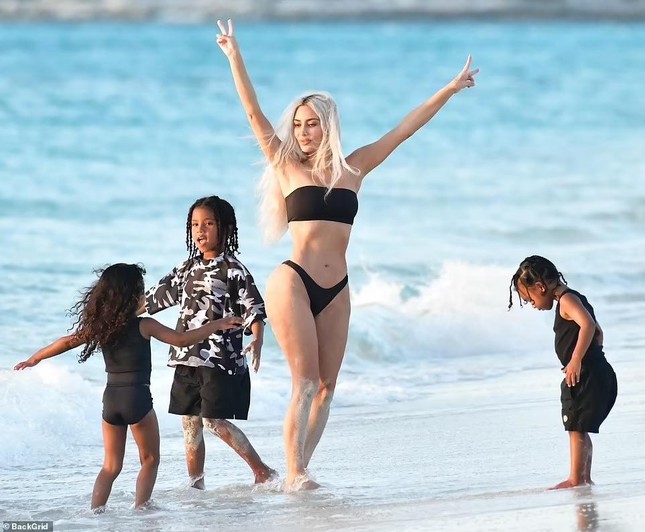 Kim Kardashian sexy hết nấc với bikini khi đi biển c&ugrave;ng 4 con - Ảnh 8.