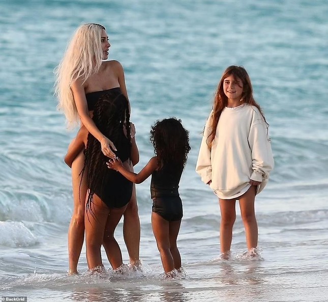 Kim Kardashian sexy hết nấc với bikini khi đi biển c&ugrave;ng 4 con - Ảnh 10.