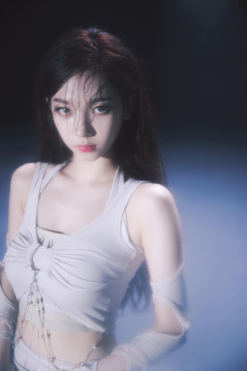 aespa qua từng thời kì: Bùng nổ ngoại hình ngày càng thăng hạng, thành tích còn vượt BLACKPINK ở khoản này! - Ảnh 11. aespa qua từng thời kì: Bùng nổ ngoại hình ngày càng thăng hạng, thành tích còn vượt BLACKPINK ở khoản này! - Ảnh 11.