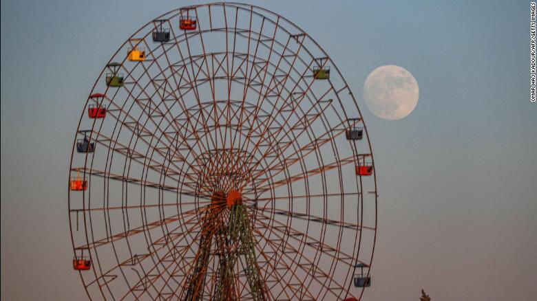 Loạt ảnh ấn tượng về siêu trăng sấm với độ lớn kỷ lục rực sáng trên bầu trời khắp thế giới - Ảnh 2. Loạt ảnh ấn tượng về siêu trăng sấm với độ lớn kỷ lục rực sáng trên bầu trời khắp thế giới - Ảnh 2.