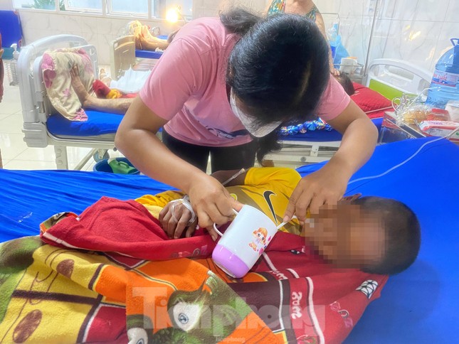 Vụ bé trai bị đốt 2 chân ở Đắk Lắk: Trưng cầu giám định tỷ lệ thương tích - Ảnh 1.