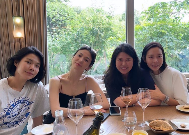 Song Hye Kyo lộ chiều cao khiêm tốn khi đứng cạnh siêu mẫu - Ảnh 3. Song Hye Kyo lộ chiều cao khiêm tốn khi đứng cạnh siêu mẫu - Ảnh 3.