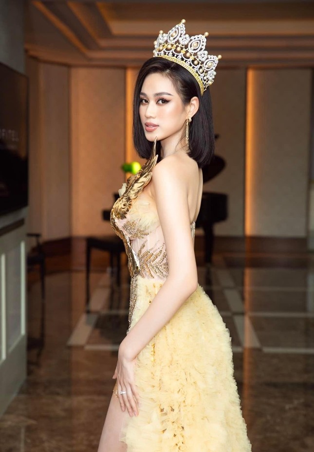 Hoa hậu Đỗ Thị Hà chuộng loạt váy áo gam màu vàng rực rỡ khoe đôi chân dài 1m1 gợi cảm - Ảnh 10.