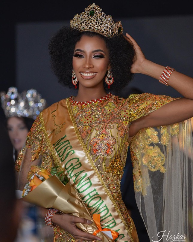 Nhan sắc gây tranh cãi của người đẹp tóc xù vừa đăng quang Hoa hậu Hòa bình Honduras 2022 - Ảnh 1.