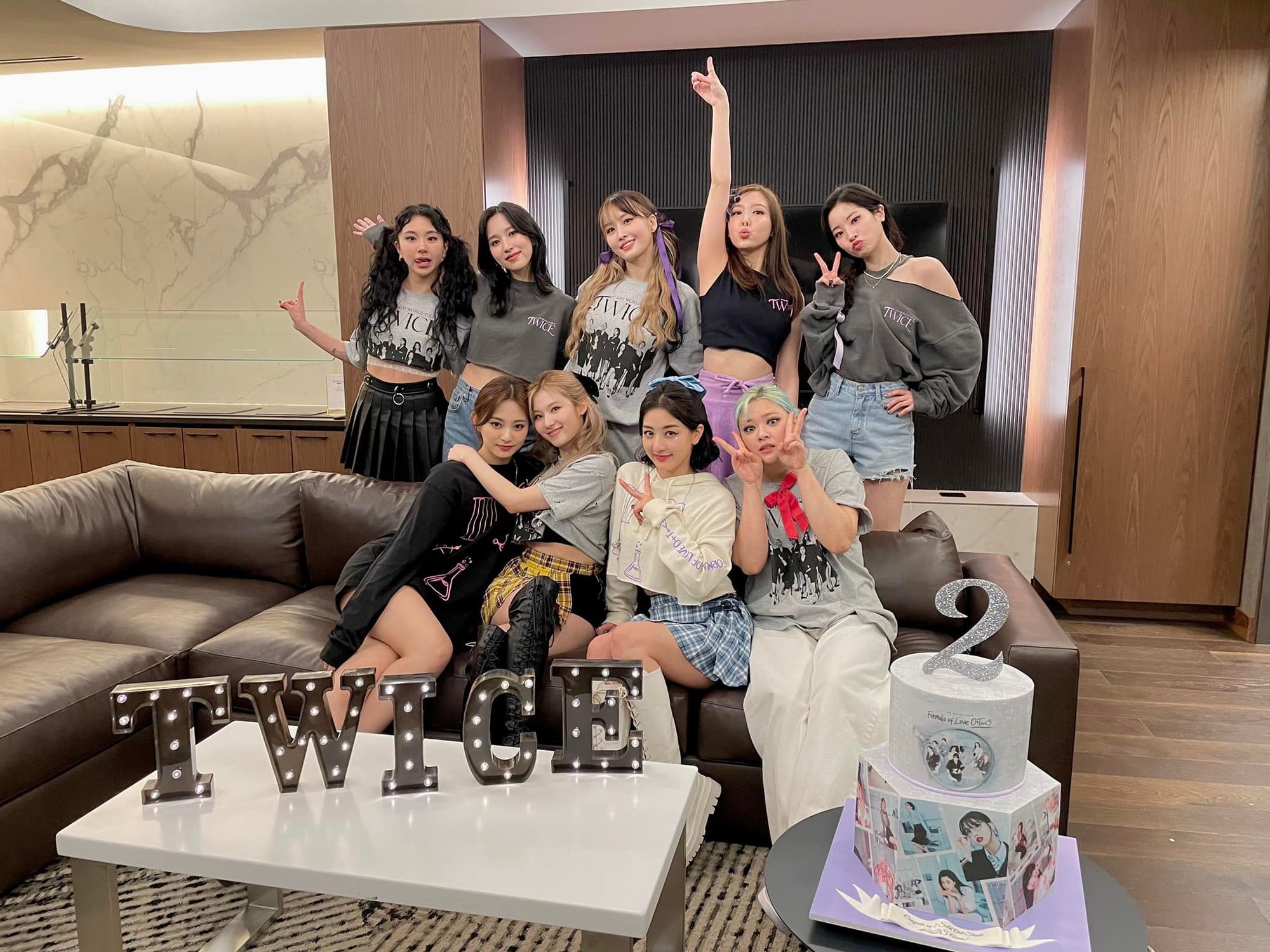 Vừa t&aacute;i k&yacute; hợp đồng, netizen lại ho&agrave;i nghi về t&agrave;i năng của Tzuyu (TWICE): Được gương mặt đẹp th&igrave; lại đơ như người gỗ - Ảnh 1.