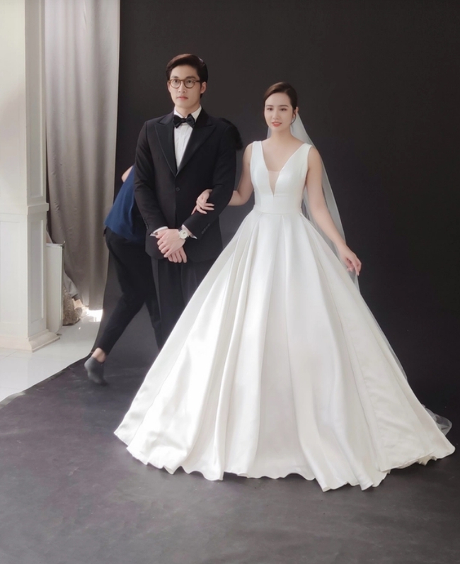  Thương ngày nắng về: Doãn Quốc Đam để lộ hậu trường tiệc cưới của Trang - Duy trong phim  - Ảnh 2.