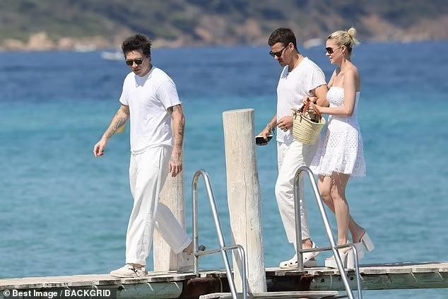 Vừa ôm hôn Brooklyn Beckham say đắm, Nicola Peltz lại thân thiết khoác tay trai lạ - Ảnh 7.