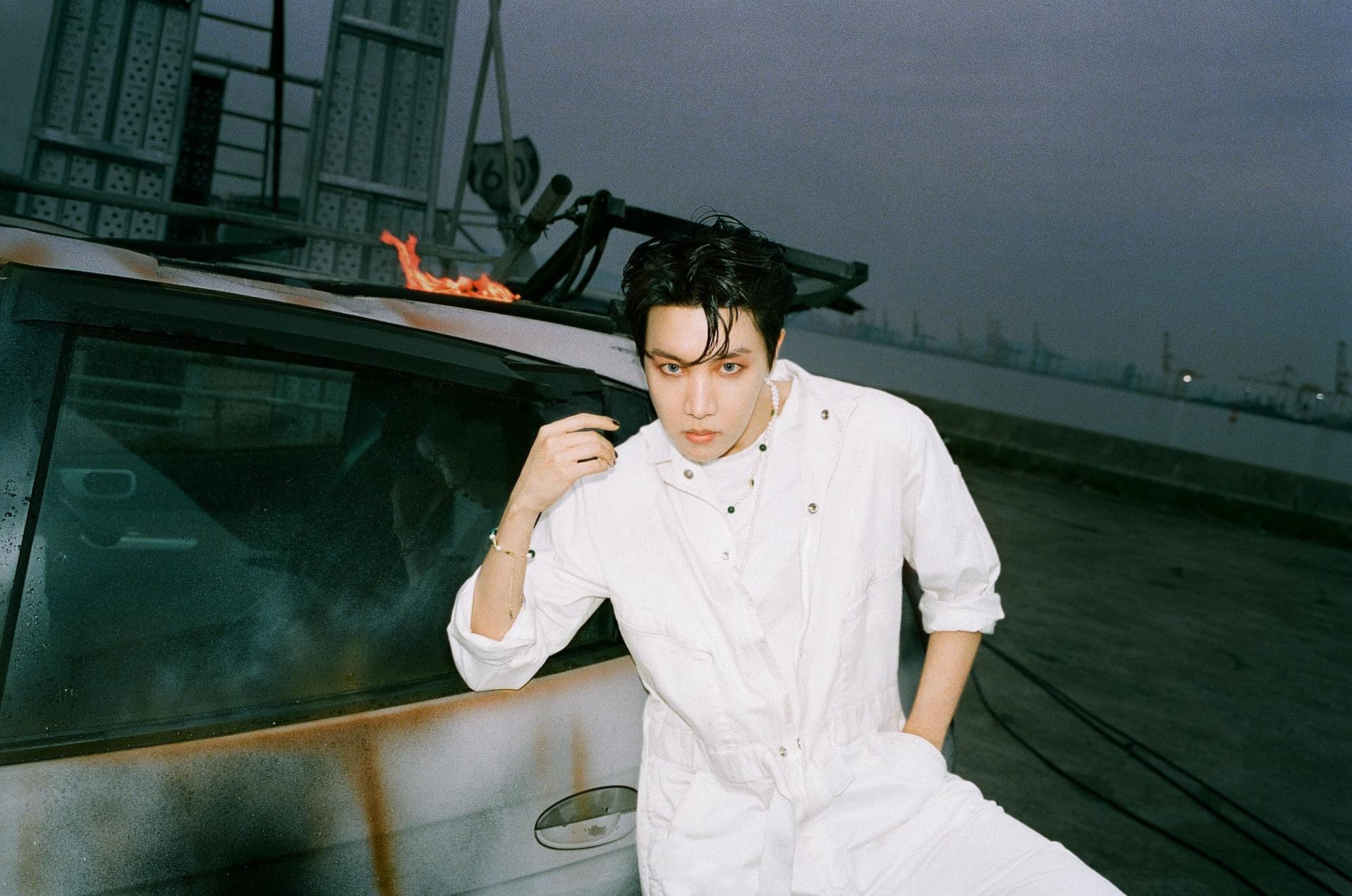 j-hope và album cá nhân đầu tiên của BTS: Tôi không làm với suy nghĩ ai sẽ là người đầu tiên tách lẻ trong 7 người - Ảnh 1. j-hope và album cá nhân đầu tiên của BTS: Tôi không làm với suy nghĩ ai sẽ là người đầu tiên tách lẻ trong 7 người - Ảnh 1.