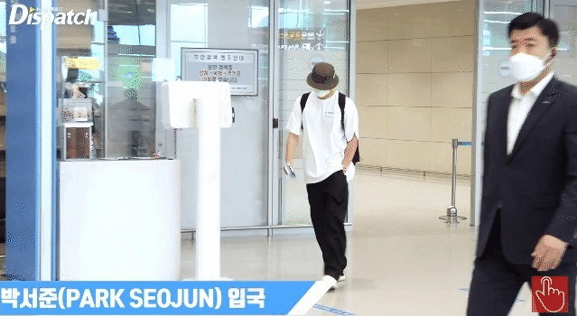 Park Seo Joon như đi catwalk tại sân bay, Mina (TWICE) được dàn vệ sĩ hộ tống vẫn lép vế trước sắc vóc của em gái BTS - Ảnh 3.