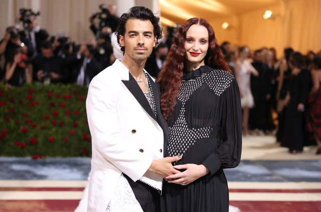 Joe Jonas v&agrave; Sophie Turner đ&oacute;n con thứ hai ch&agrave;o đời - Ảnh 2.