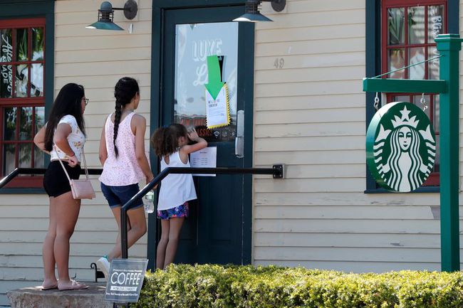 Starbucks thay đổi văn hoá, đóng cửa 16 địa điểm để đảm bảo sự an toàn cho thực khách - Ảnh 1.