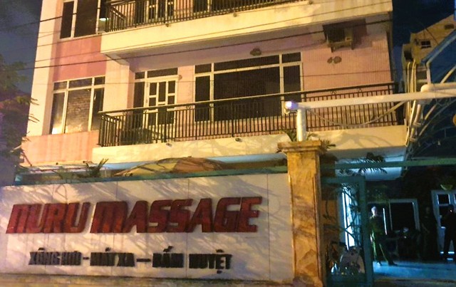 Hai Phong discovered guests and staff of a nude massage facility - Photo 1.