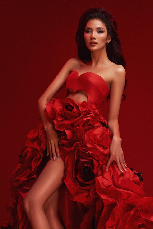 Dàn Hoa hậu Việt lộng lẫy với váy tạo khối 3D: Lương Thùy Linh, HHen Niê đẹp tựa nữ thần băng giá - Ảnh 16.