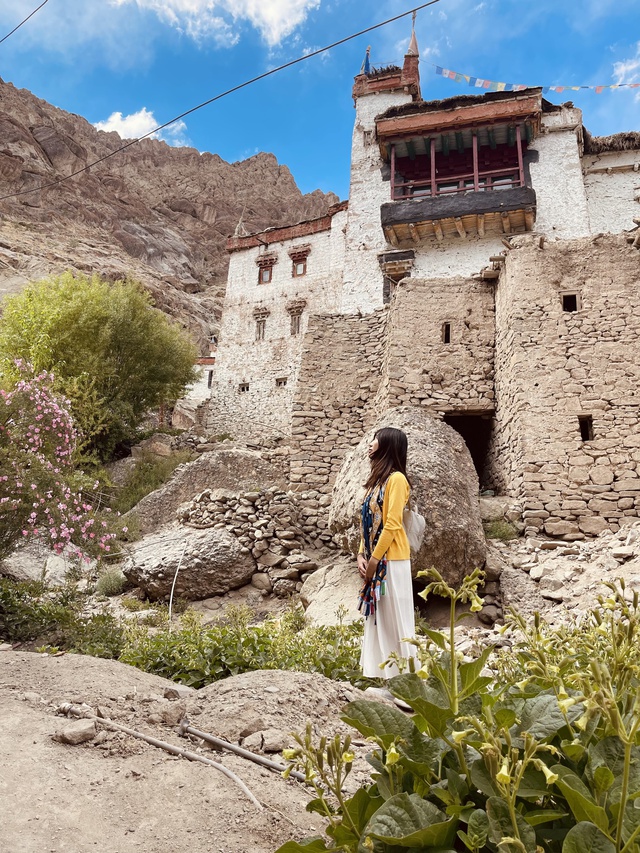Trải nghiệm khó quên ở Ladakh - Tiểu Tây Tạng của cô gái Việt: Thời tiết lạnh buốt, móng tay và tóc gãy vì khô, shock độ cao khi băng đèo cao nhất thế giới… - Ảnh 3.