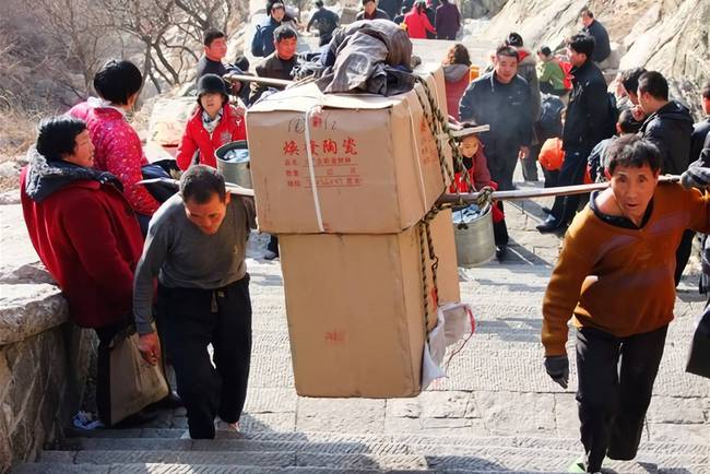 Nghề gánh hàng ở núi Thái Sơn: Mang vật nặng trên vai leo từng bậc thang lên đỉnh, có cáp treo nhưng không thể dùng - Ảnh 3.