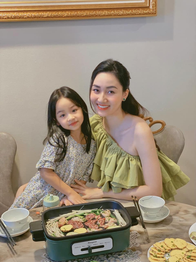 Từng gây tranh cãi khi giành danh hiệu Á hậu nhưng người đẹp này vừa học giỏi vừa dạy con khéo: Khó tính mấy cũng phải khen - Ảnh 4.
