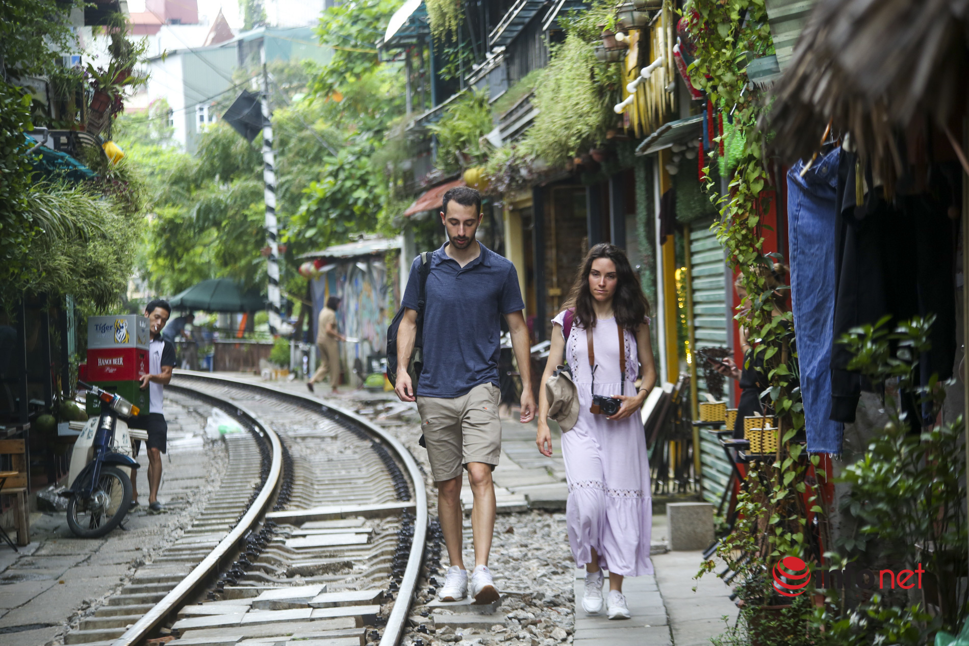 Kh&aacute;ch T&acirc;y tấp nập check-in x&oacute;m c&agrave; ph&ecirc; đường t&agrave;u H&agrave; Nội - Ảnh 7.