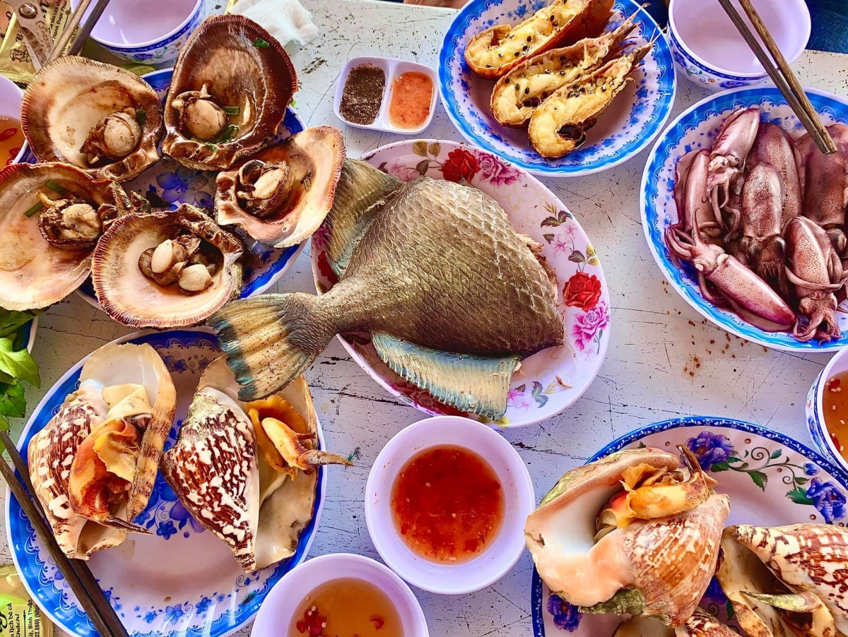 Ăn sập” đảo Phú Quý với những quán địa phương giá rẻ mà lại cực ngon: Bỏ túi 100k đảm bảo “no lặc lè”