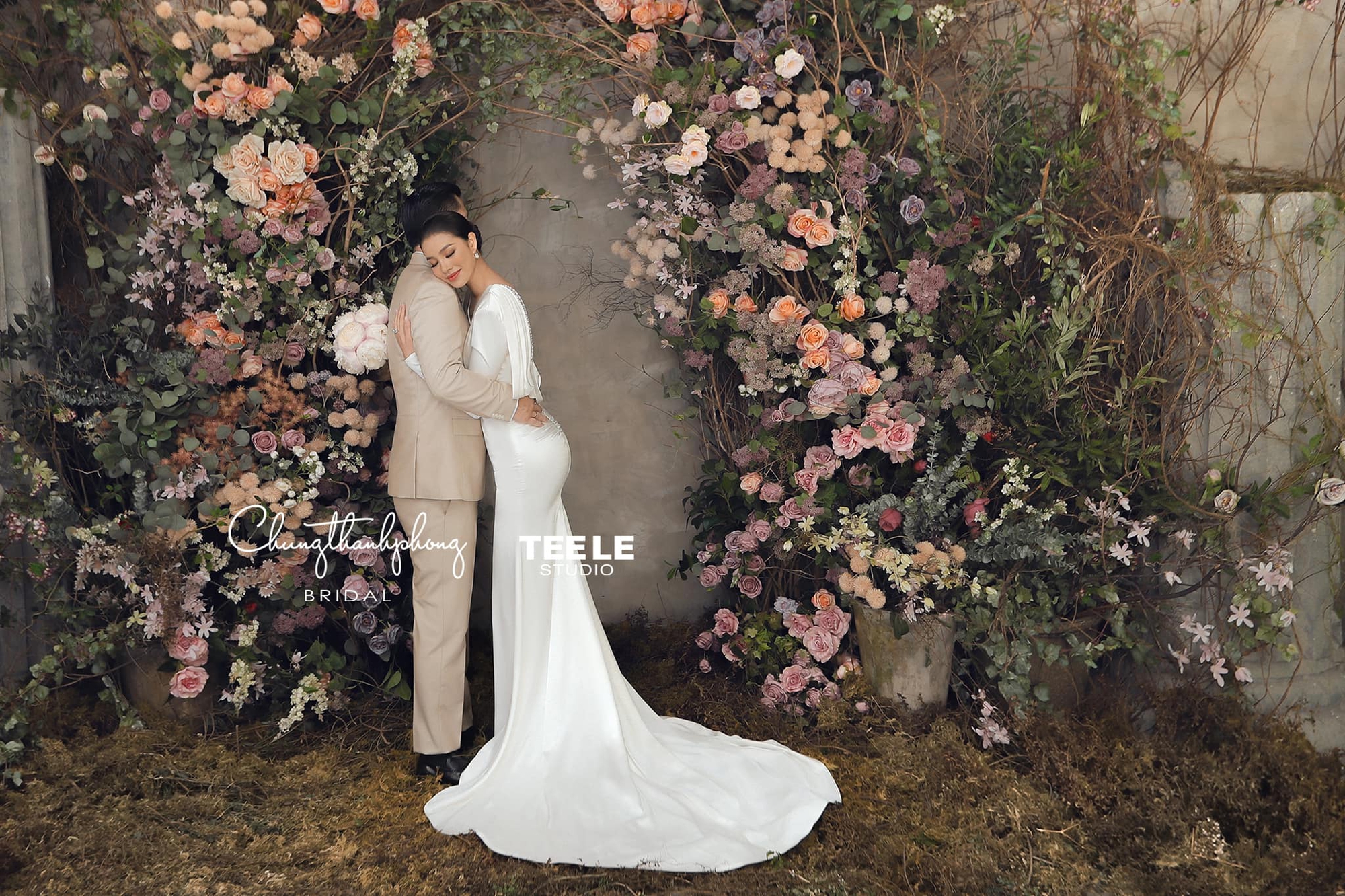 Hé lộ ảnh cưới của Phạm Hương và ông xã doanh nhân: Cô dâu đẹp tựa nàng thơ, chú rể gây chú ý vì điều này - Ảnh 2. Hé lộ ảnh cưới của Phạm Hương và ông xã doanh nhân: Cô dâu đẹp tựa nàng thơ, chú rể gây chú ý vì điều này - Ảnh 2.