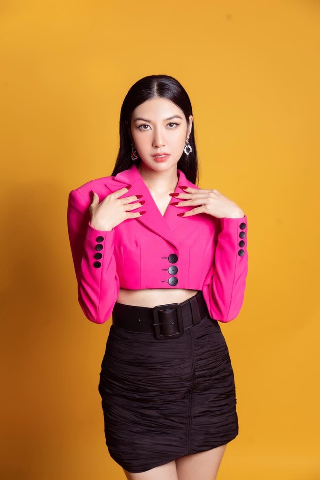 Lương Thuỳ Linh thả dáng nóng bỏng với áo tắm cách điệu, Kỳ Duyên mặc crop top khoe eo con kiến - Ảnh 11.