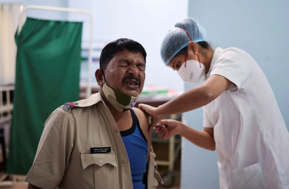 India injected 2 billion doses of COVID-19 vaccine, the number of new cases at the highest level in 4 months - Photo 1.
