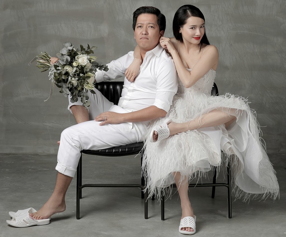 Ảnh cưới của sao Việt: Trường Giang mang dép tổ ong, Phạm Hương - Minh Hằng có 1 điểm chung - Ảnh 2. Ảnh cưới của sao Việt: Trường Giang mang dép tổ ong, Phạm Hương - Minh Hằng có 1 điểm chung - Ảnh 2.