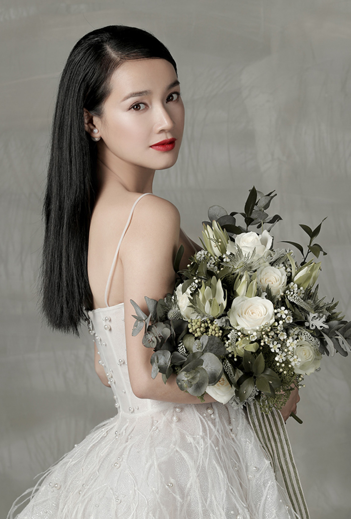 Ảnh cưới của sao Việt: Trường Giang mang dép tổ ong, Phạm Hương - Minh Hằng có 1 điểm chung - Ảnh 4. Ảnh cưới của sao Việt: Trường Giang mang dép tổ ong, Phạm Hương - Minh Hằng có 1 điểm chung - Ảnh 4.