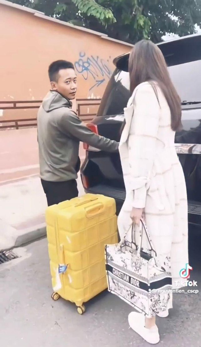 Khoảnh khắc Quang Linh Vlogs đưa Hoa hậu Thùy Tiên ra sân bay ...