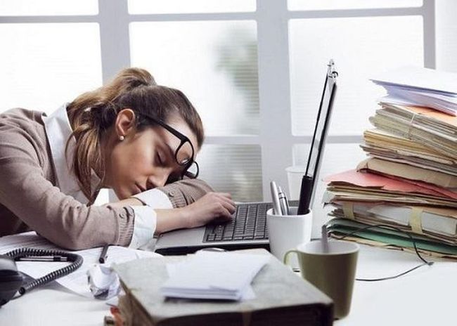 2 kiểu ngủ trưa rất nguy hiểm, có thể gây nhồi máu não nhưng nhiều người mắc - Ảnh 1.