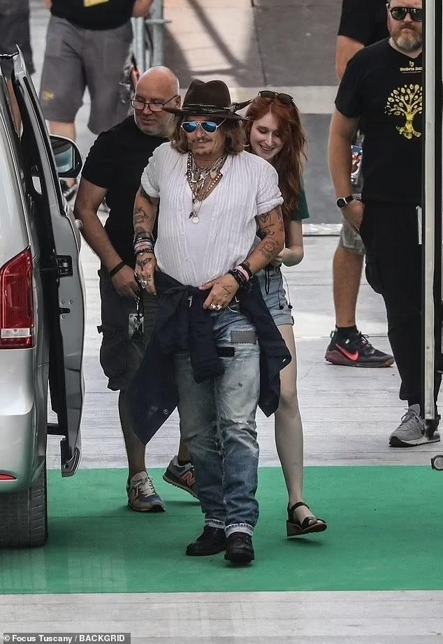 Johnny Depp brought a strange girl to rehearsal, the red-haired beauty was attractive with her slim legs - Photo 1.