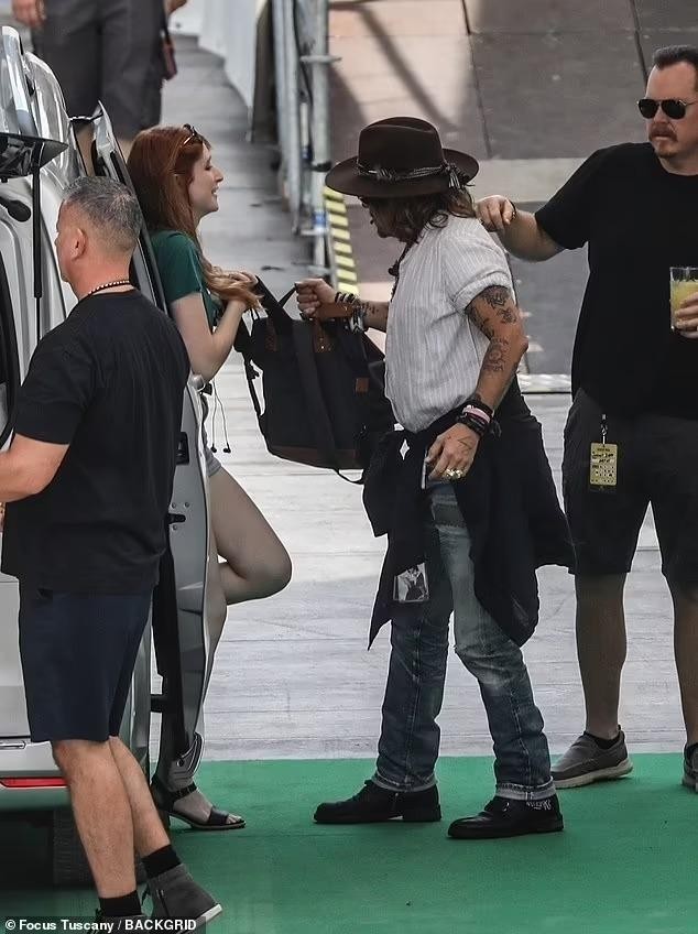 Johnny Depp brought a strange girl to rehearsal, the red-haired beauty was attractive with her slim legs - Photo 2.