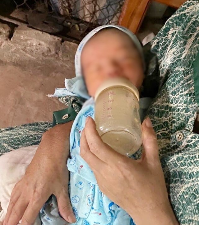 Quảng Ninh: Phát hiện bé gái sơ sinh bị bỏ rơi dưới gầm cầu - Ảnh 1.