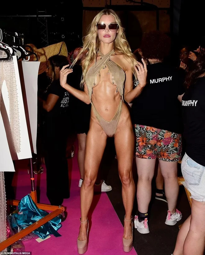 Mẫu ngoại cỡ cụt chân tự tin diễn bikini cùng chân dài Victoria’s Secret Joy Corrigan - Ảnh 5.