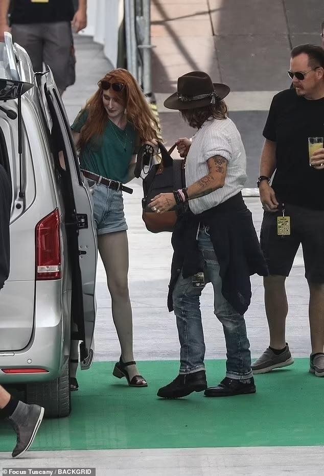 Johnny Depp brought a strange girl to the rehearsal, the red-haired beauty was attractive with her slim legs - Photo 3.