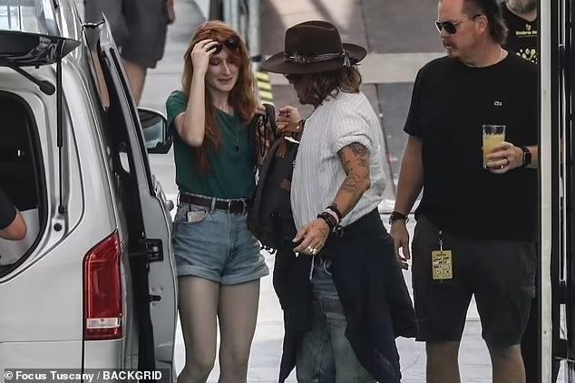 Johnny Depp brought a strange girl to the rehearsal, the red-haired beauty was attractive with her slim legs - Photo 4.