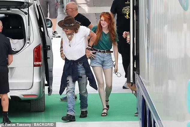 Johnny Depp brought a strange girl to the rehearsal, the red-haired beauty was attractive with her slim legs - Photo 5.