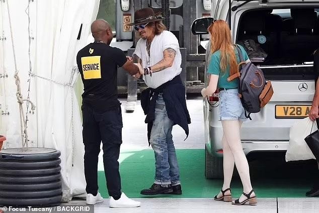 Johnny Depp brought a strange girl to rehearsal, the red-haired beauty was attractive with her slim legs - Photo 6.