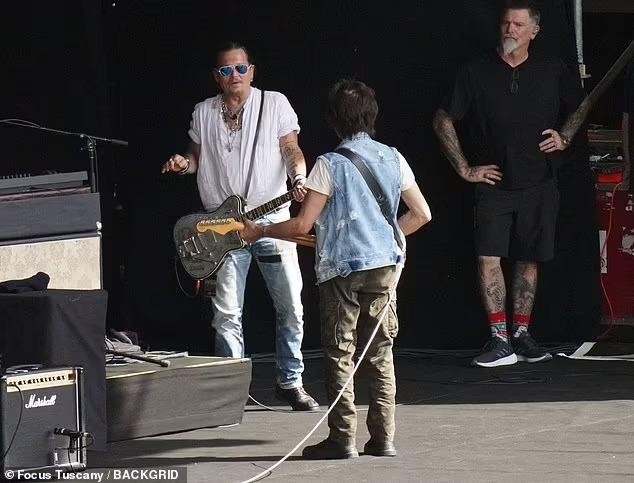 Johnny Depp brought a strange girl to rehearsal, the red-haired beauty was attractive with her slim legs - Photo 9.