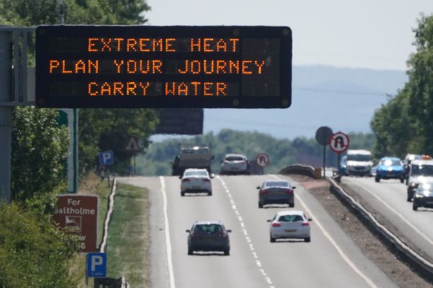 Chùm ảnh: Nắng nóng biến nước Anh thành “hỏa ngục”, nhiệt độ chạm ngưỡng cảnh báo đỏ chưa từng có trong lịch sử - Ảnh 2.