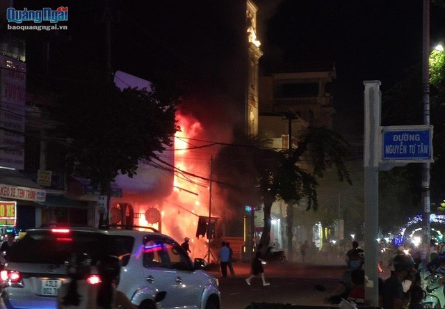 Cháy lớn thiêu rụi 2 căn nhà liền kề ở Quảng Ngãi - Ảnh 1.