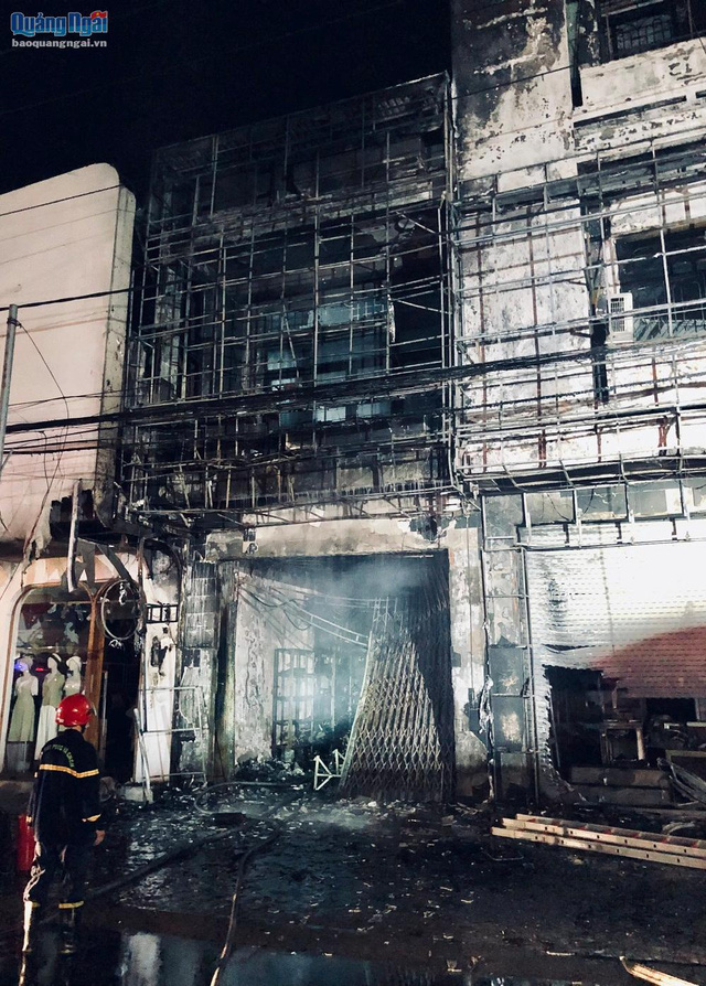 Cháy lớn thiêu rụi 2 căn nhà liền kề ở Quảng Ngãi - Ảnh 3.