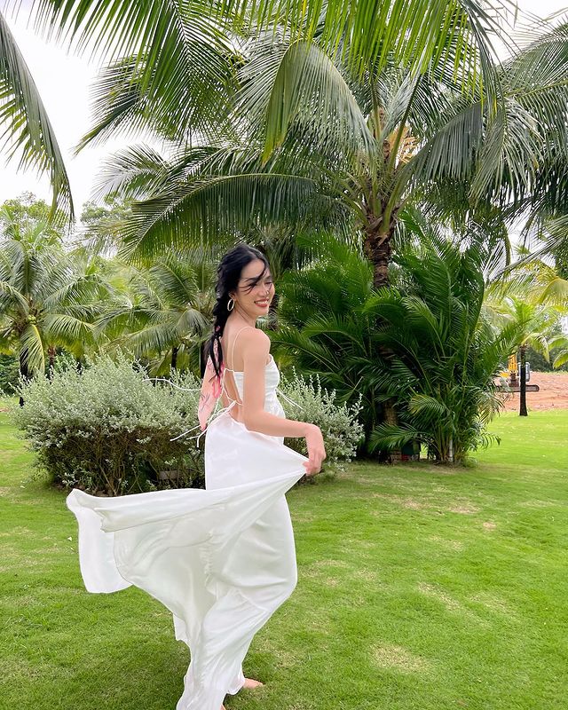 Đầm maxi mới sắm của mỹ nhân Việt: Lương Thùy Linh chuộng mẫu xẻ tà, Tăng Thanh Hà nổi bật với sắc xanh - Ảnh 7. Đầm maxi mới sắm của mỹ nhân Việt: Lương Thùy Linh chuộng mẫu xẻ tà, Tăng Thanh Hà nổi bật với sắc xanh - Ảnh 7.