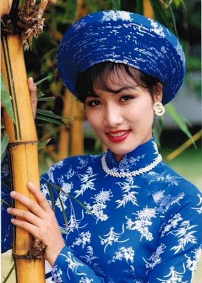 Hai lần giành giải Trang phục dân tộc đẹp nhất của người đẹp Việt ở Hoa hậu Quốc tế - Ảnh 1.
