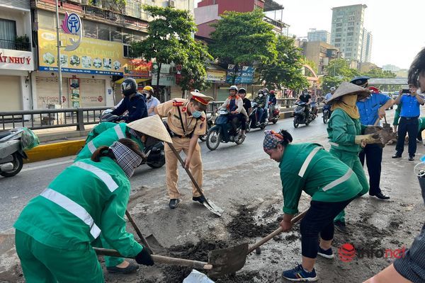 CSGT Hà Nội truy tìm lái xe chở đất làm rơi vãi nhiều km trên đường Nguyễn Trãi - Ảnh 1.