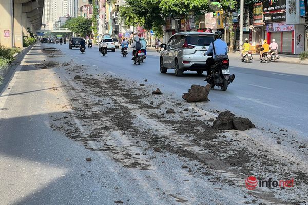 CSGT Hà Nội truy tìm lái xe chở đất làm rơi vãi nhiều km trên đường Nguyễn Trãi - Ảnh 2.