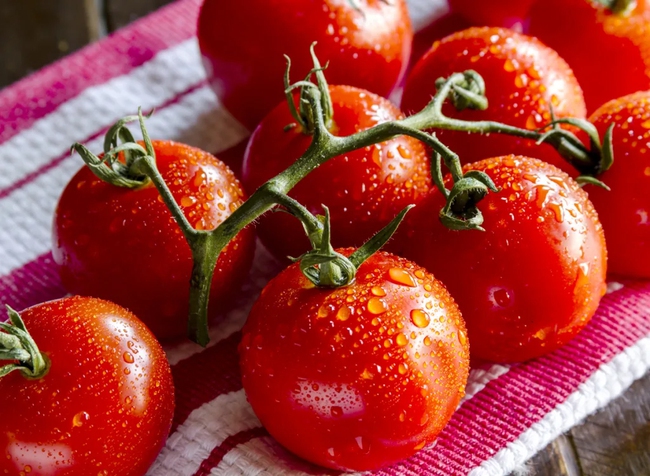4 lợi ích khi ăn cà chua vào mùa hè, lợi ích số 4 khiến chị em càng sốt xình xịch - Ảnh 1.
