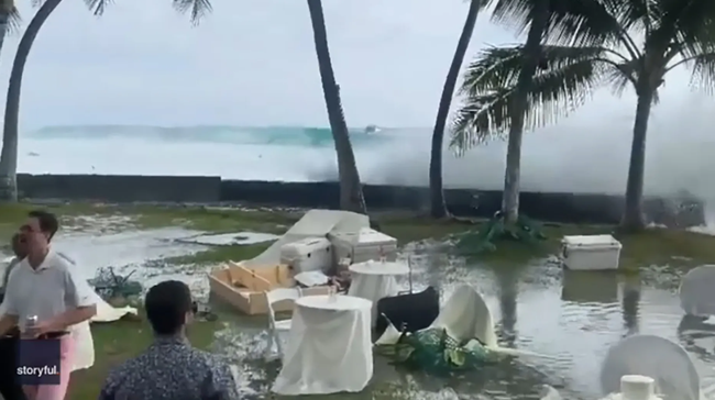 Khoảnh khắc đáng nhớ tại hôn lễ ở Hawaii: Con sóng lớn vô tình cuốn trôi bữa tiệc khiến khách mời chạy tán loạn - Ảnh 2.