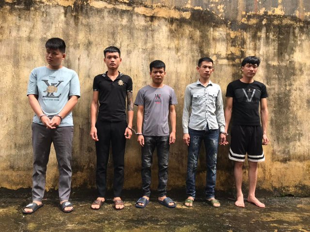 Truy s&aacute;t kinh ho&agrave;ng, nam thanh ni&ecirc;n bị ch&eacute;m gần đứt l&igrave;a c&aacute;nh tay - Ảnh 1.